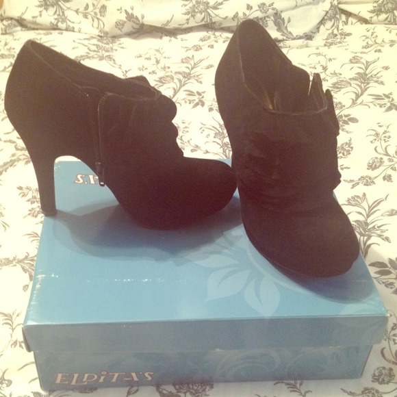 SOLD⭐️Short black pumps