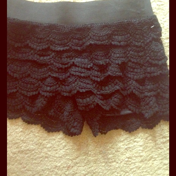 Lace ruffle skirt shorts