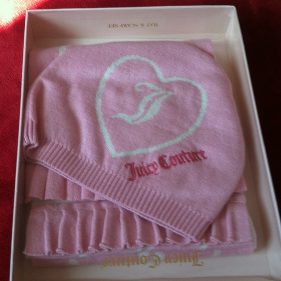 Juicy couture ne what and scarf set