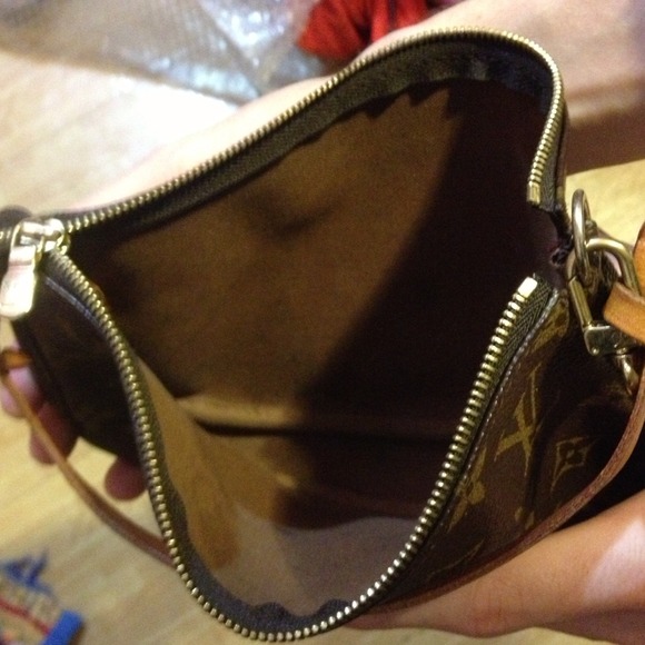 Louis Vuitton makeup bag - Picture 3 of 3