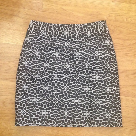 Beautiful 00P Ann Taylor Skirt - Picture 2 of 4