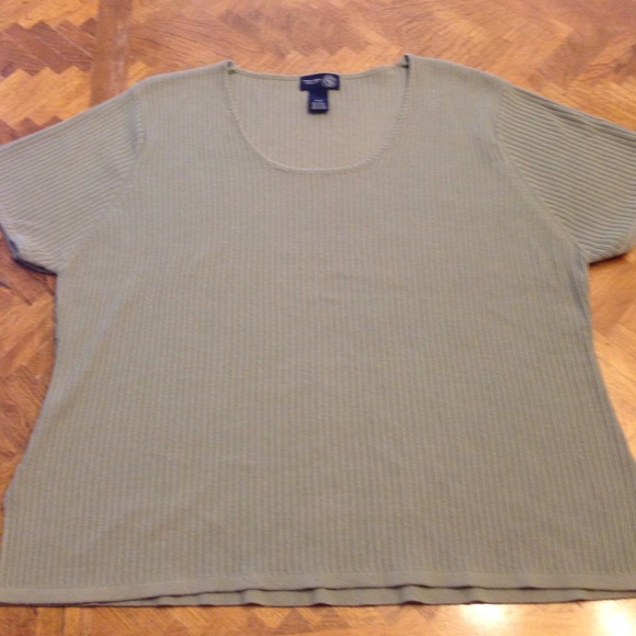 Lightweight short sleeve sweater
