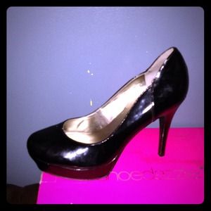 Reposhing black Guess high heels