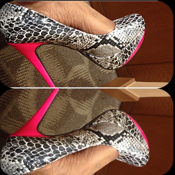 Shoes - ⬇️👠Snake print pumps👠