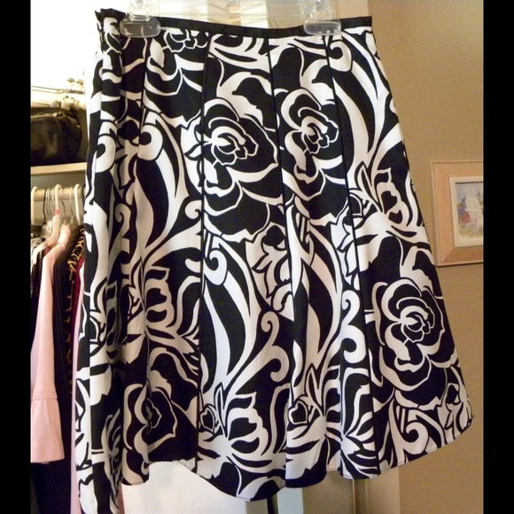 Ann Taylor black print on white skirt