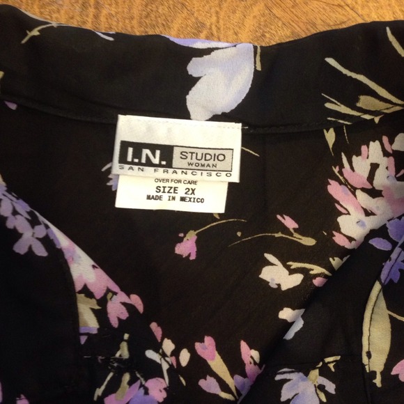 Beautiful sheer top - Picture 2 of 3