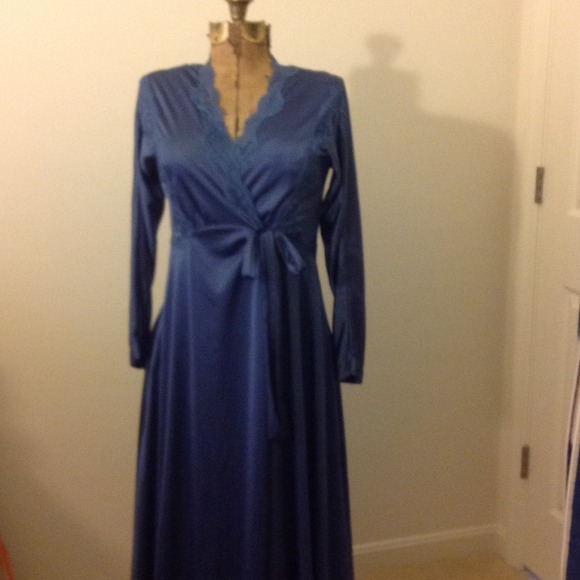 Beautiful nightgown/robe set