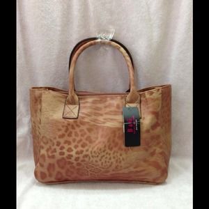 A bundle of 2 Handbag