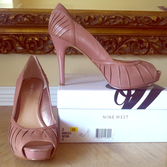 NINE WEST boucle peep toe pump