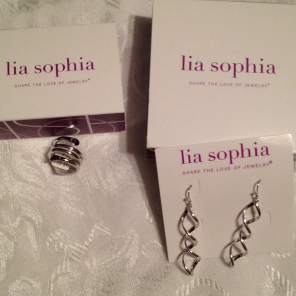 Silvertone earrings and matching ring set