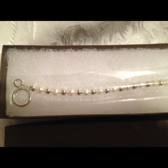Silvertone and pearl bracelet nwb