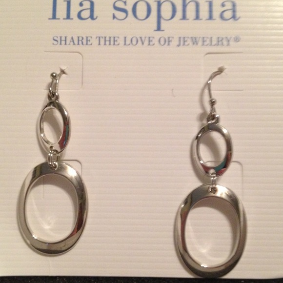 Silvertone nwb earrings
