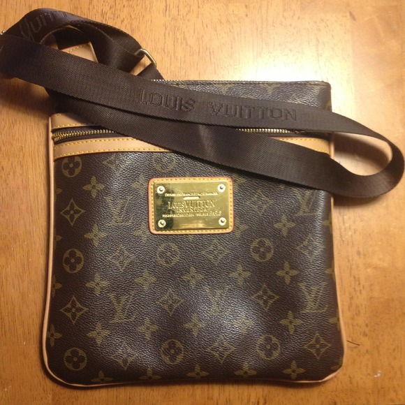 Louis Vuitton Cross body bag!