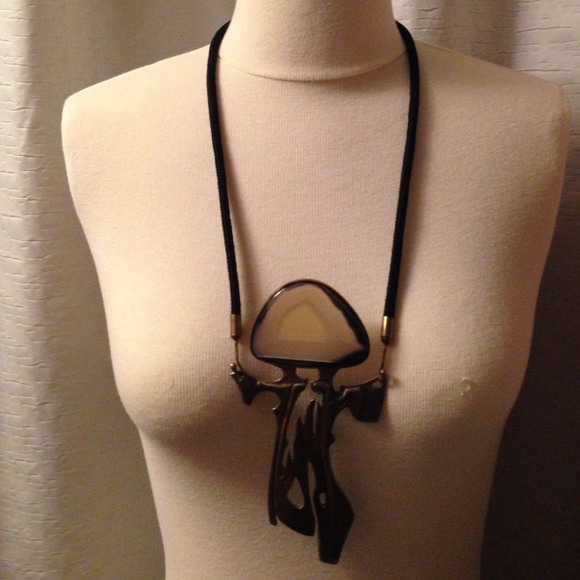 MAGNIFICENT STATEMENT PIECE. LIKE NEW. BARELY WORN