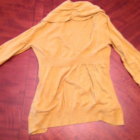 Mustard colored sweater - Picture 3 of 3
