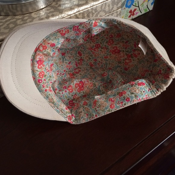 Pretty hat - Picture 2 of 2