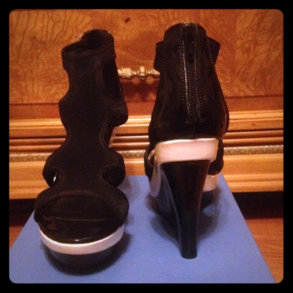 💕 Reduced💕Simply Vera Wang platform sandals