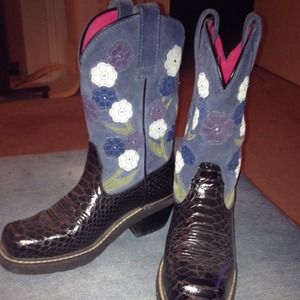 Blue Poppy Ariat Fat Baby