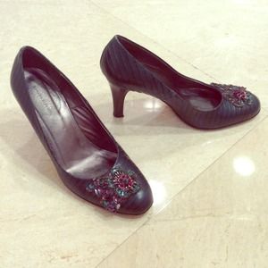 Green leather pumps with flower detail