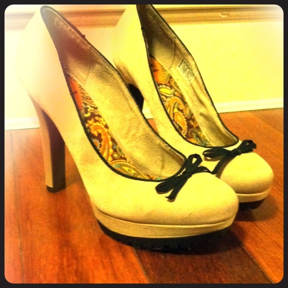 Beige heels with cute bow!