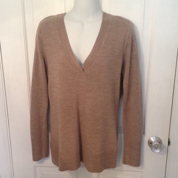 NY&Co Sweaters - NY&Co vneck sweater