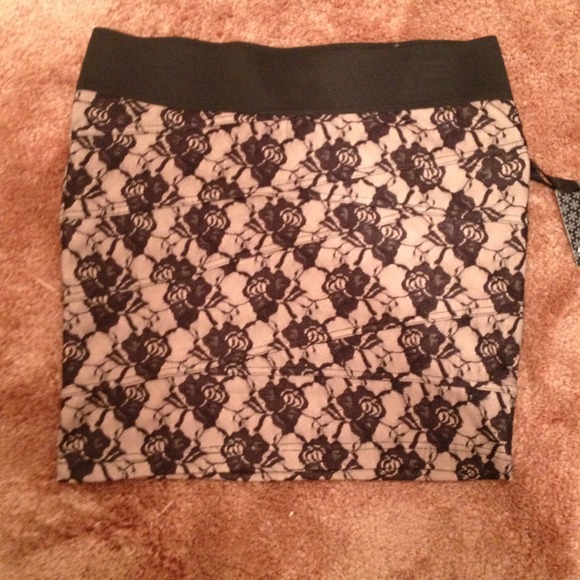 Nude & black lace bodycon skirt-BRAND NEW w/tags