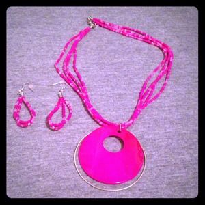 Gorgeous Fuchsia beaded necklace+earrings set👌💕