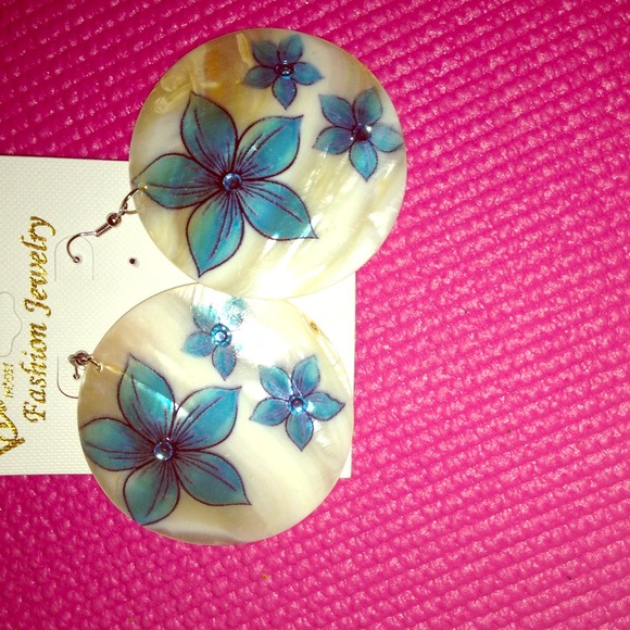 Pretty Blue Hawaiian Flower Sea Shell Earrings🌸💙
