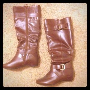 Classy brown fake-leather boots