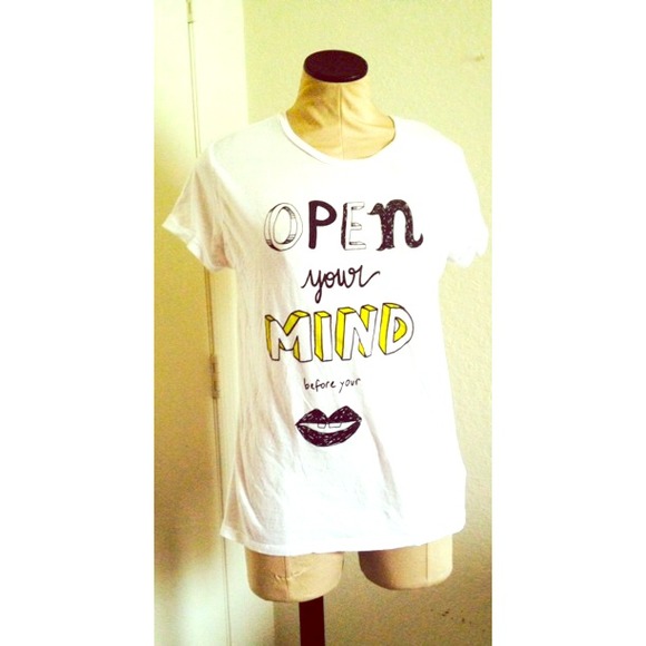 ❌SOLD IN BUNDLE❌Zara Tshirt