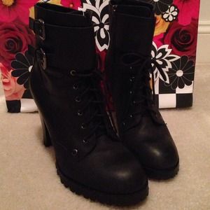 💕lace up boots💕