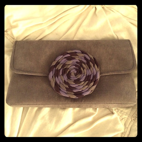 Shiraleah clutch. Taupe/grey with purple details