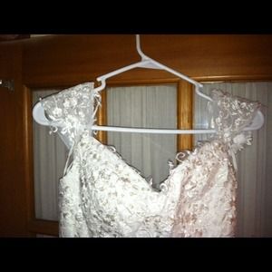 PRICE REDUCED! 🎉 Size 4 brand new wedding gown!