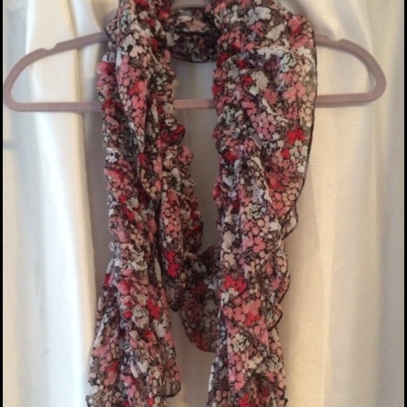 SOLD IN BUNDLE! Floral H&M scarf. Ruffled design