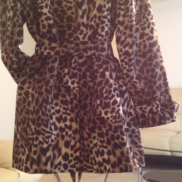 ♥️SOLD♥️ 🎉 HP - 12/29/14 🎉 Leopard Trench coat - Picture 2 of 4