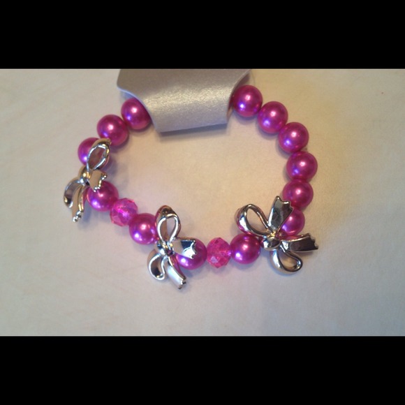 $5 with bundle - Pink pearl bow necklace - Picture 3 of 3