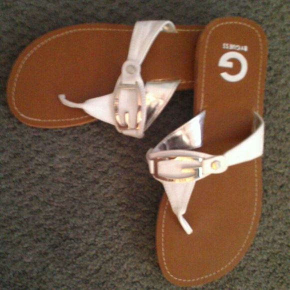****sold***GUESS NWOT flip flops