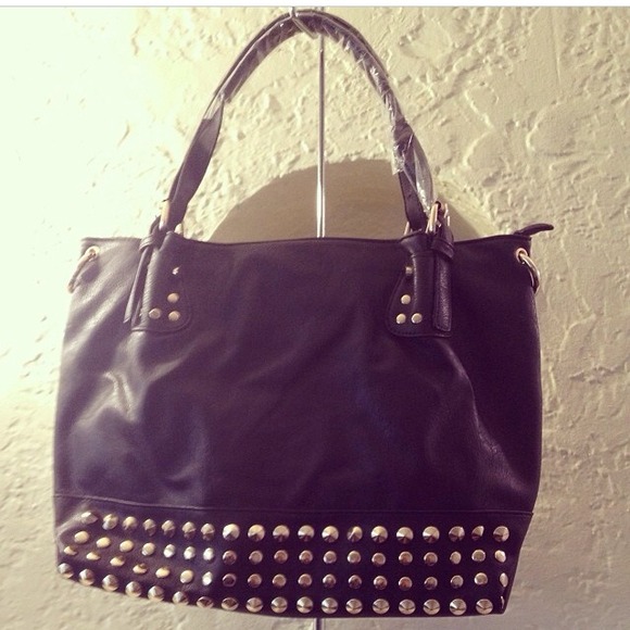 <<<<<SOLD>>>>>Black with studs handbag