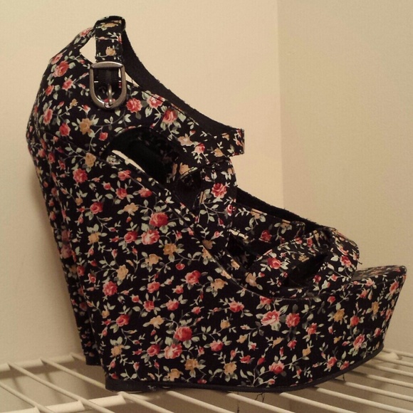 Size 10 Strappy Floral Wedges