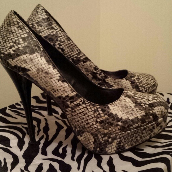 Size 10 snake print pumps