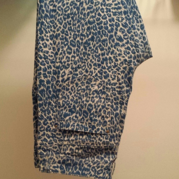 Blue cheetah print jeggings