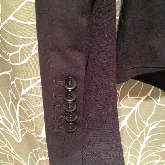 ⭐️ BCBG Ruffled back Blazer ⭐️ - Picture 3 of 4