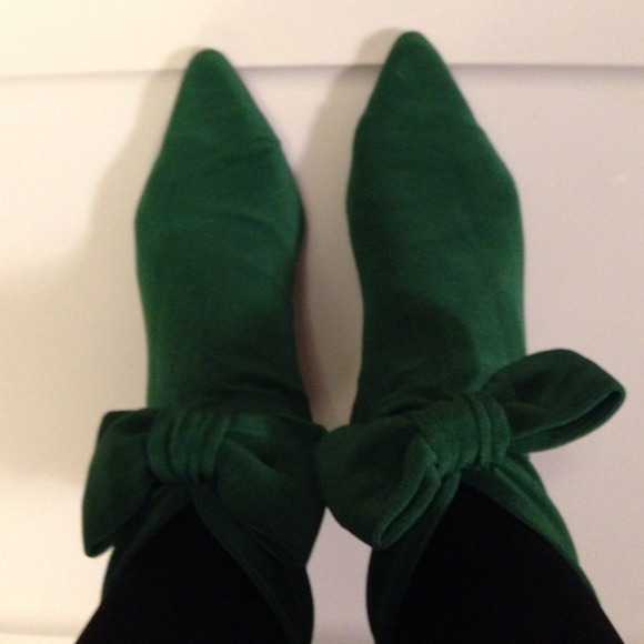 STRETCH GREEN FABRIC SHOE BOOTS. KENNETH COLE   6B