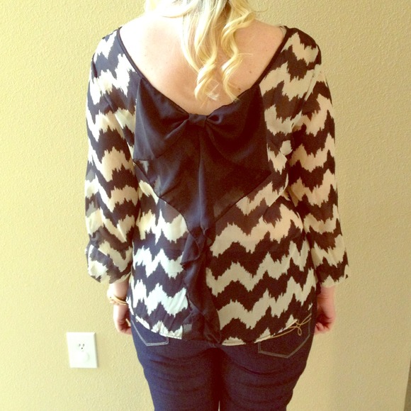 🚫Sold🚫Chevron style top with gorgeous bow