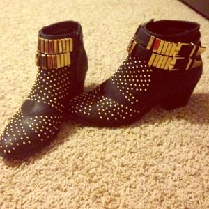 Forever 21 size 8 black/gold booties
