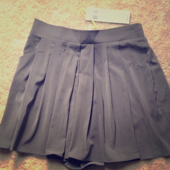 NWT Gray BCBGeneration Pleated Shorts XXS - Picture 4 of 7