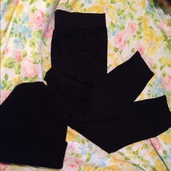 Other - Black bundle! Leggings and beanie 🌚