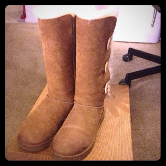 Ugg Bailey Button triplet chestnut size 8