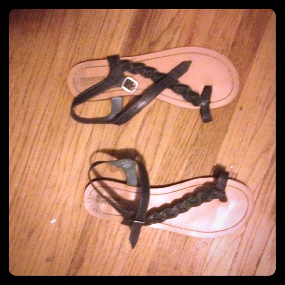 cute braided sandals that hug your toe!