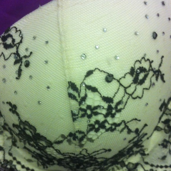 VICTORIAS SECRET BRA - Picture 2 of 4